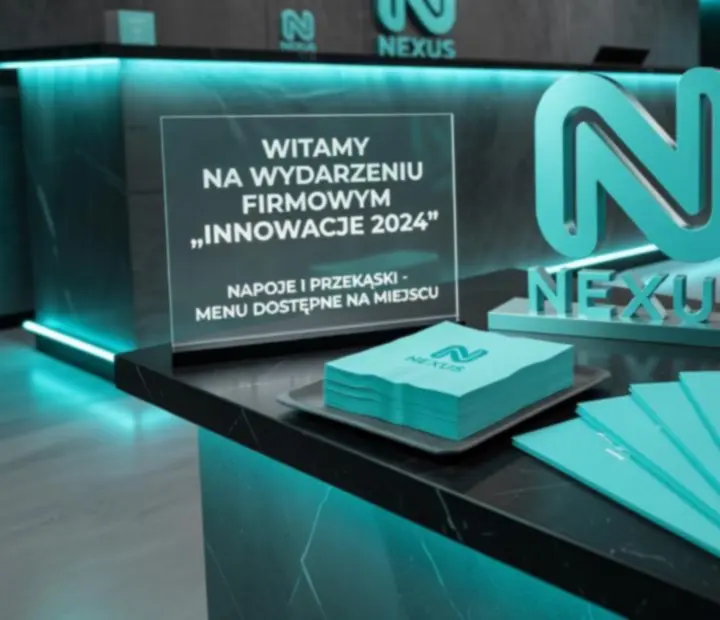 Strefa rozrywki NAXSOL ENTERPRISES LTD z elementami brandingu firmy